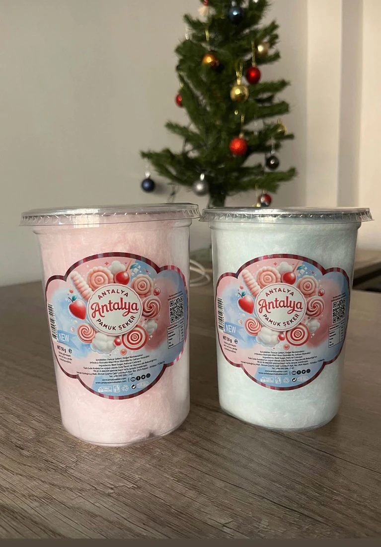 Marka etiketli pembe ve mavi pamuk şeker bardakları