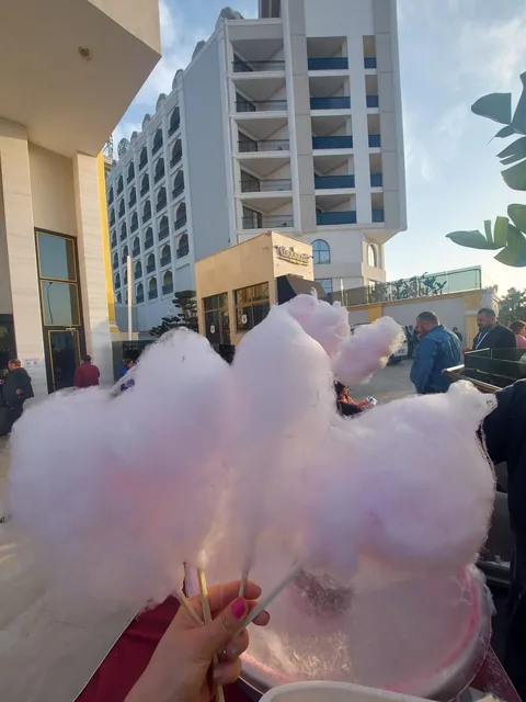 Granada Luxury Belek önünde elde tutulan pembe pamuk şekerler