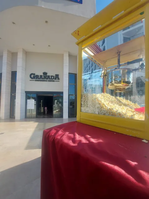 Granada Luxury Belek girişindeki sarı popcorn makinesi
