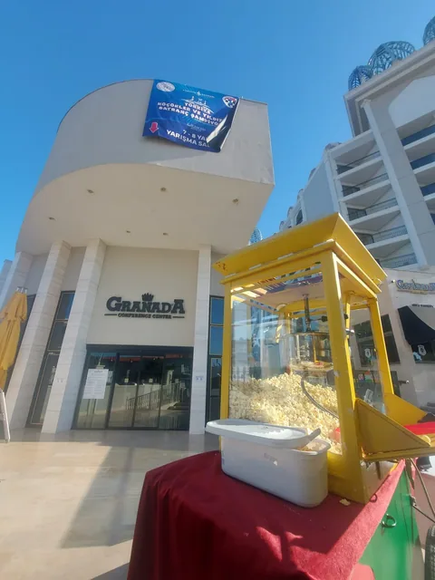 Granada Luxury Belek önünde patlamış mısır servisi