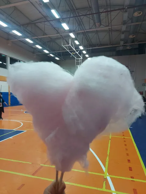 Spor salonunda kalp biçiminde hazırlanmış pamuk şeker