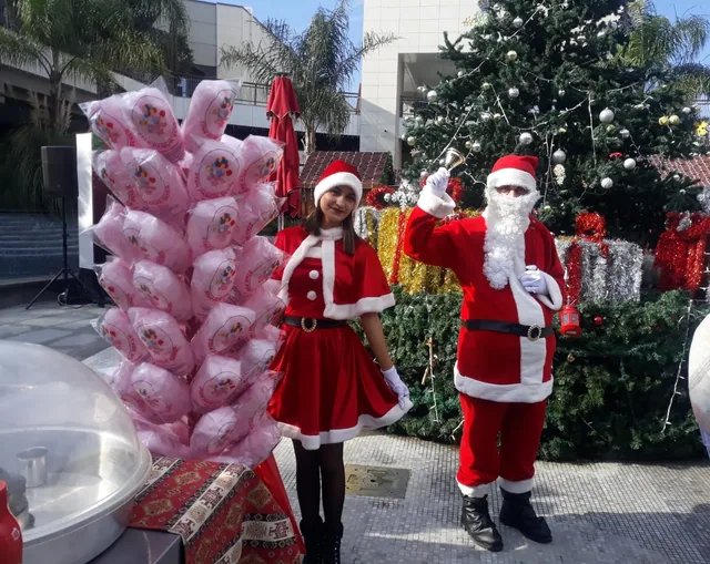 Açık hava kutlamasında paketli pamuk şeker ve animasyon ekibi
