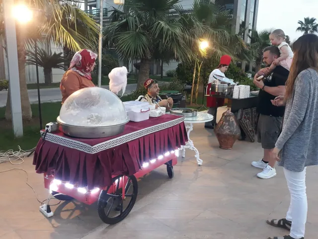 Akşamüstü açık hava etkinliğinde ışıklı pamuk şeker arabası