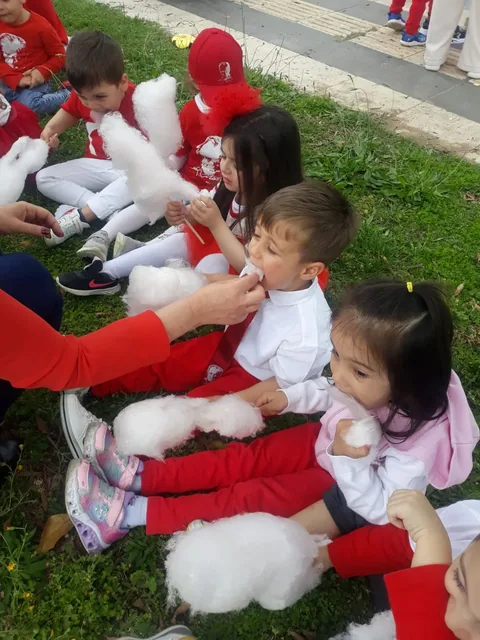 Açık hava çocuk etkinliğinde pembe pamuk şekerler