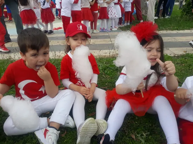 Çocuk etkinliğinde servis edilen beyaz pamuk şeker