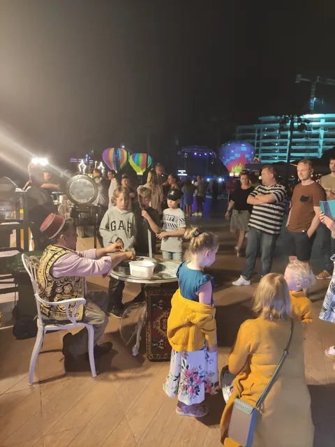 Gece etkinliğinde misafirlere pamuk şeker servisi