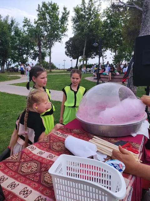 Tui Magic Life Masmavi açık hava etkinliğinde pamuk şeker arabası