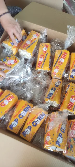 Kutularda hazırlanmış tekli patlamış mısır paketleri