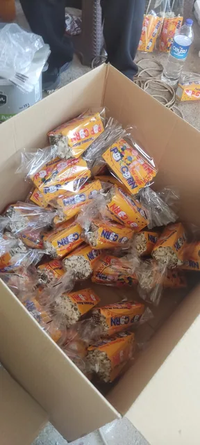 Kutularda hazırlanmış tekli patlamış mısır paketleri