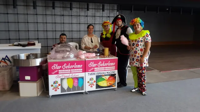 Kaynak galerideki pamuk şeker ve popcorn etkinlik standı