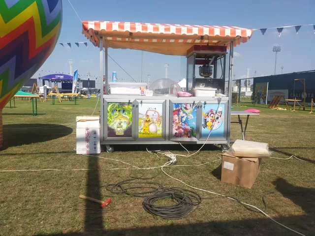 Kaynak galerideki pamuk şeker ve popcorn etkinlik standı