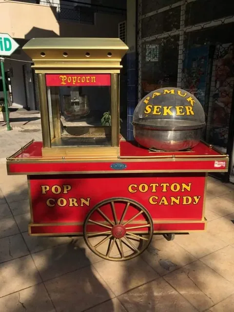 Kaynak galerideki pamuk şeker ve popcorn etkinlik standı