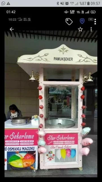 Kaynak galerideki pamuk şeker ve popcorn etkinlik standı