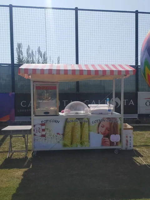 Kaynak galerideki pamuk şeker ve popcorn etkinlik standı