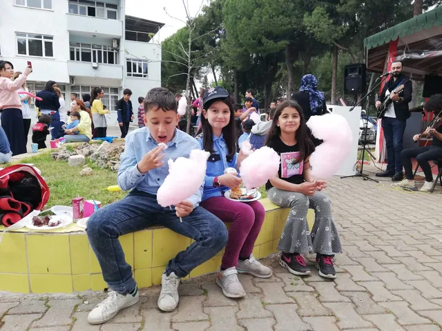 Çocuk etkinliğinde pamuk şeker servisi