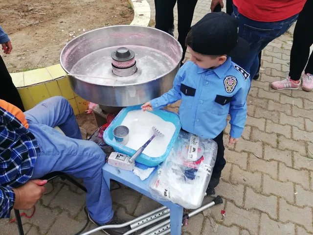Çocuk etkinliğinde pamuk şeker servisi