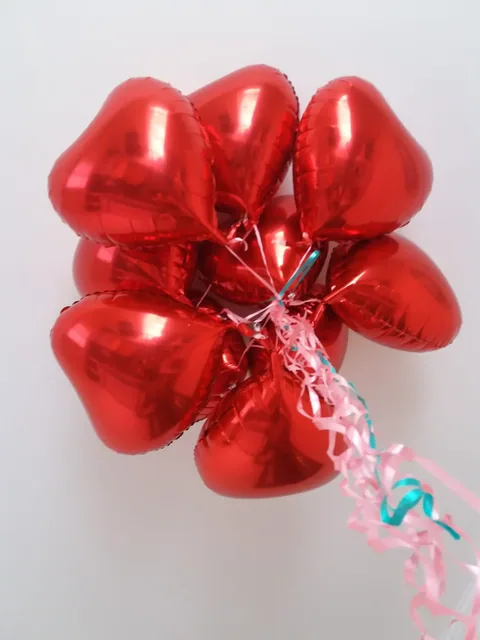 Kaynak galerideki renkli uçan balonlar