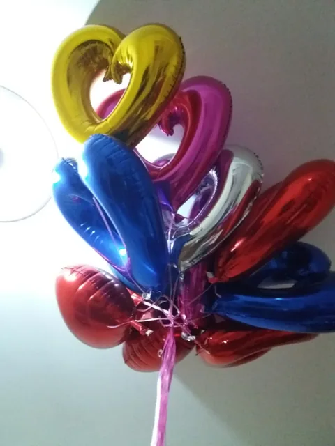 Kaynak galerideki renkli uçan balonlar