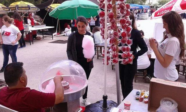 Pamuk şeker ve elma şekeri servis edilen açık hava standı