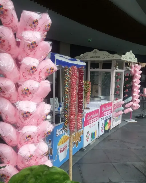 Kaynak galerideki pamuk şeker ve popcorn etkinlik standı