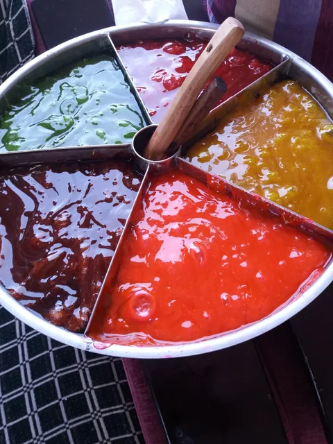 Bölmeli tepside renkli Osmanlı macunu