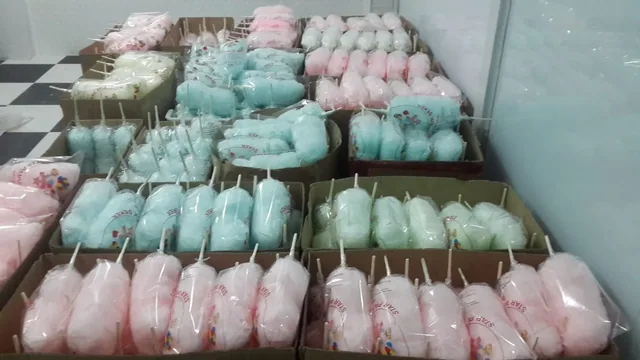 Hazırlanmış ve paketlenmiş pembe, mavi ve beyaz pamuk şekerler