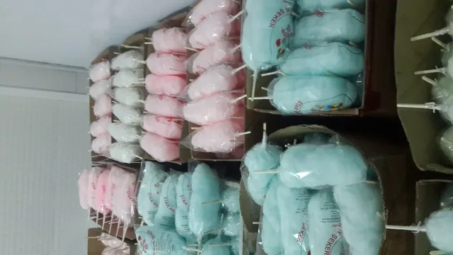 Hazırlanmış ve paketlenmiş pembe, mavi ve beyaz pamuk şekerler