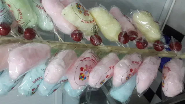 Hazırlanmış ve paketlenmiş pembe, mavi ve beyaz pamuk şekerler