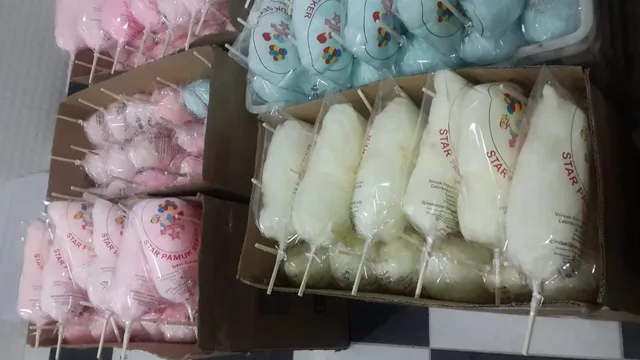 Hazırlanmış ve paketlenmiş pembe, mavi ve beyaz pamuk şekerler
