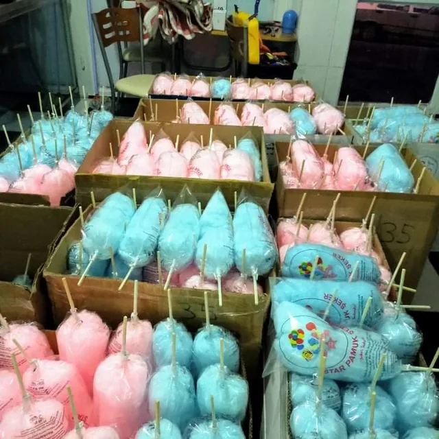 Hazırlanmış ve paketlenmiş pembe, mavi ve beyaz pamuk şekerler
