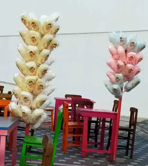 Hazırlanmış ve paketlenmiş pembe, mavi ve beyaz pamuk şekerler