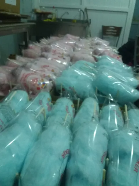 Hazırlanmış ve paketlenmiş pembe, mavi ve beyaz pamuk şekerler