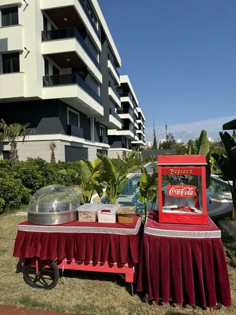 Bahçede pamuk şeker ve popcorn makinelerinin birlikte kurulumu