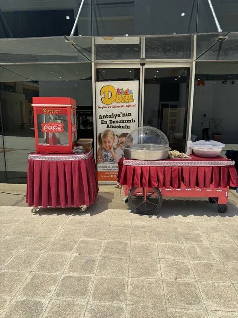 Etkinlik girişinde kurulu popcorn ve pamuk şeker stantları