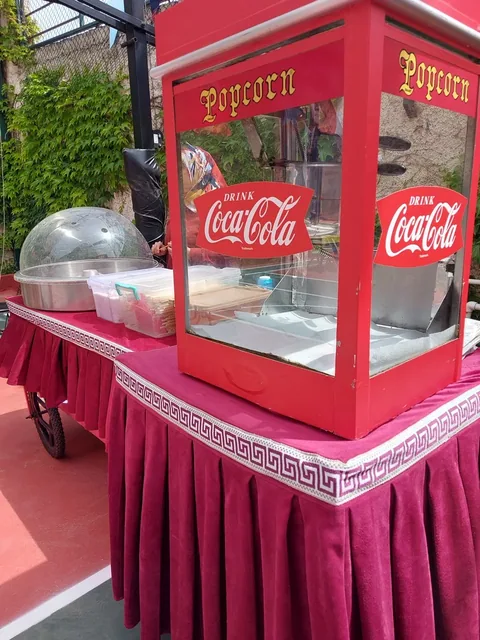 Okul bahçesinde kırmızı araba üzerinde pamuk şeker ve popcorn makineleri