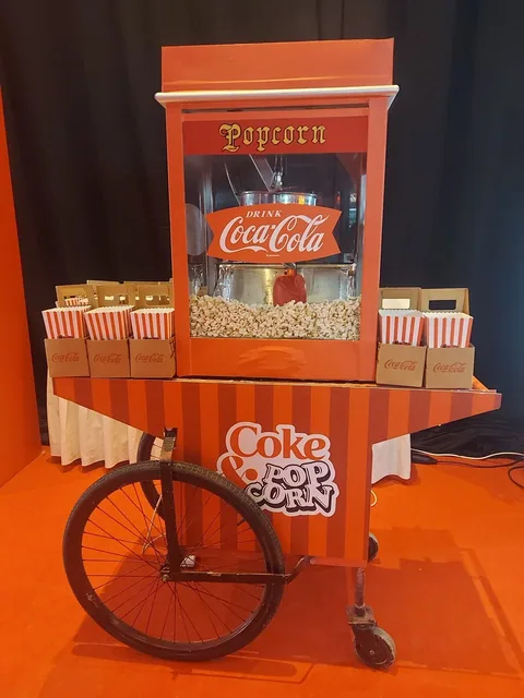 Ela Excellence Resort Belek etkinliğinde turuncu popcorn arabası