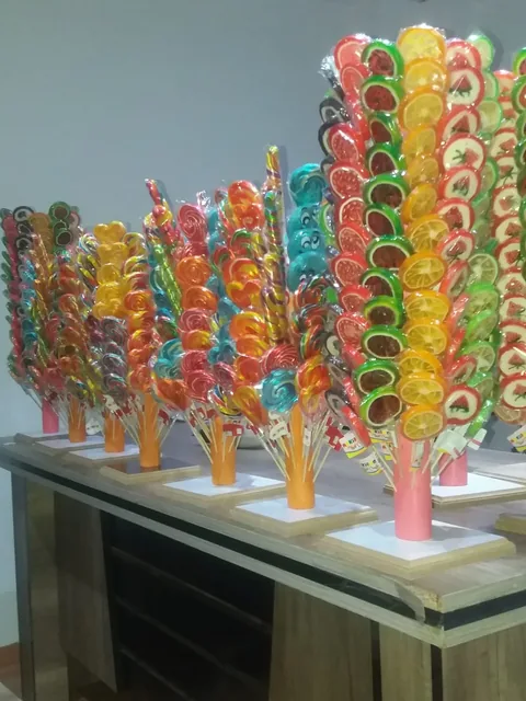 Stant üzerinde renkli sosyete şekerleri