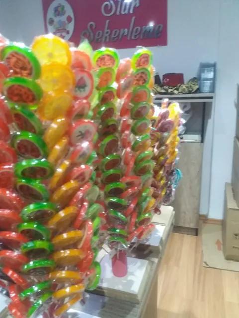 Stant üzerinde renkli sosyete şekerleri