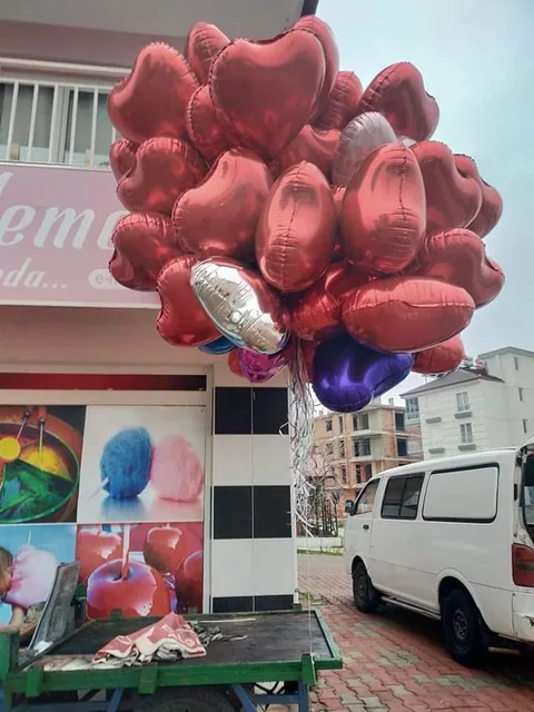 Kaynak galerideki renkli uçan balonlar