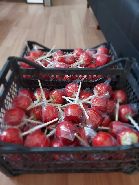 Kasalar içinde tek tek paketlenmiş kırmızı elma şekerleri