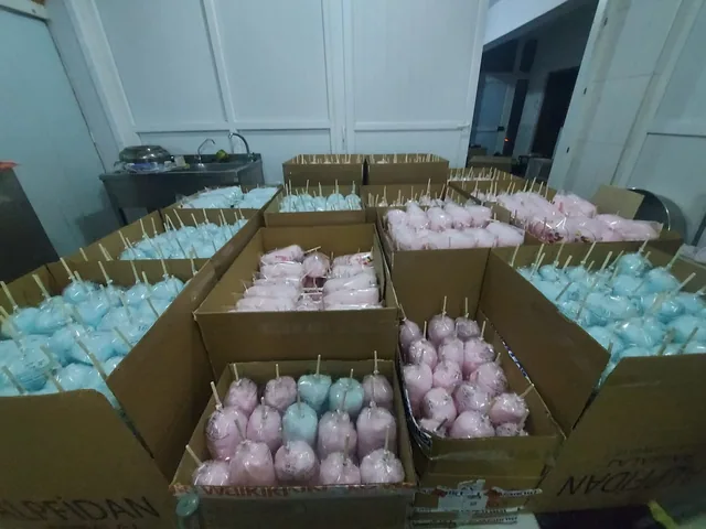 Kolilerde hazırlanmış pembe ve mavi pamuk şekerler