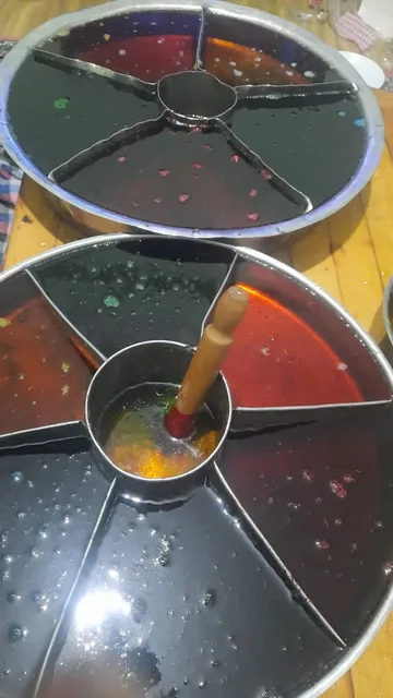 Bölmeli tepsilerde farklı renklerde Osmanlı macunu