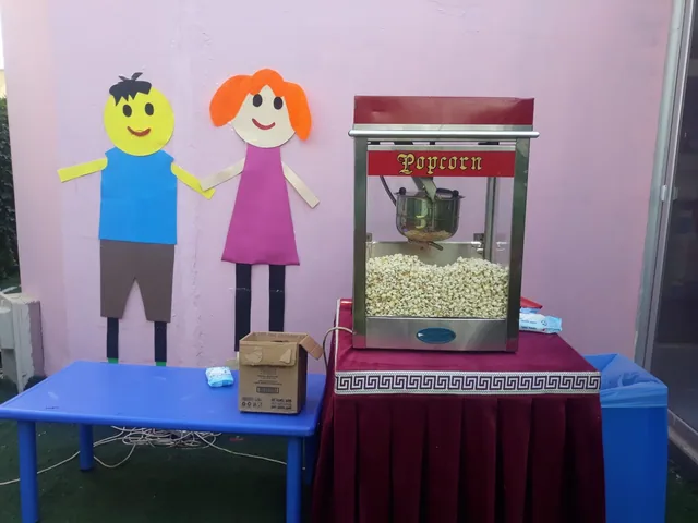 Çocuk etkinliği için hazırlanan popcorn servis masası