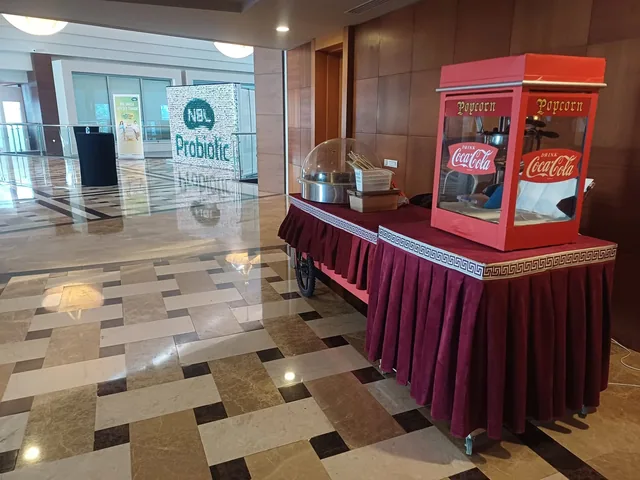 Etkinlik salonu girişinde hazırlanan popcorn makinesi