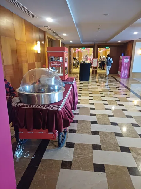 Etkinlik salonu girişinde hazırlanan pamuk şeker makinesi